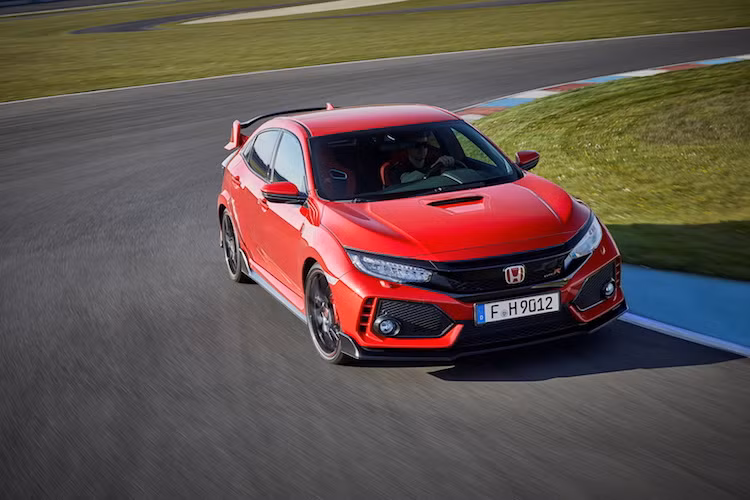 Với hệ động lực này, Civic Type R thế hệ mới chỉ mất 5,7 giây để tăng tốc từ 0-100 km/h và đạt tốc độ tối đa lên tới 272 km/h. Mặc dù nhanh tương đương nhiều mẫu siêu xe thể thao đắt tiền hơn nhưng Civic Type R vẫn rất tiết kiệm nhiên liệu khi chỉ "ăn" trung bình 7,7 lít xăng/100 km và thải ra 176g CO2/km.