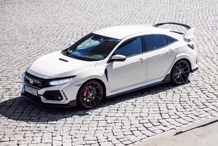 Vào tháng 10 năm ngoái, phiên bản Civic Type R mới thử nghiệm đã từng được Honda ra mắt. Tại triển lãm Geneva 2017, Honda Civic Type R phiên bản thương mại đã chính thức "trình làng", gần như không có điểm thay đổi nào so với bản thử nghiệm vào năm ngoái. Phải tới nay, chiếc xe thể thao này mới được bán ra chính thức ở Anh và Mỹ.