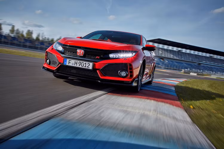 Nằm dưới nắp ca-pô, Honda sẽ trang bị cho Civic Type R thế hệ mới khối động cơ 2.0l 4 xi-lanh thẳng hàng tăng áp VTEC tương tự như thế hệ hiện tại. Khối động cơ này có công suất tối đa 316 mã lực cùng mô-men xoắn cực đại 400 Nm. Kết hợp với động cơ là hộp số sàn 6 cấp và hệ dẫn động cầu trước.