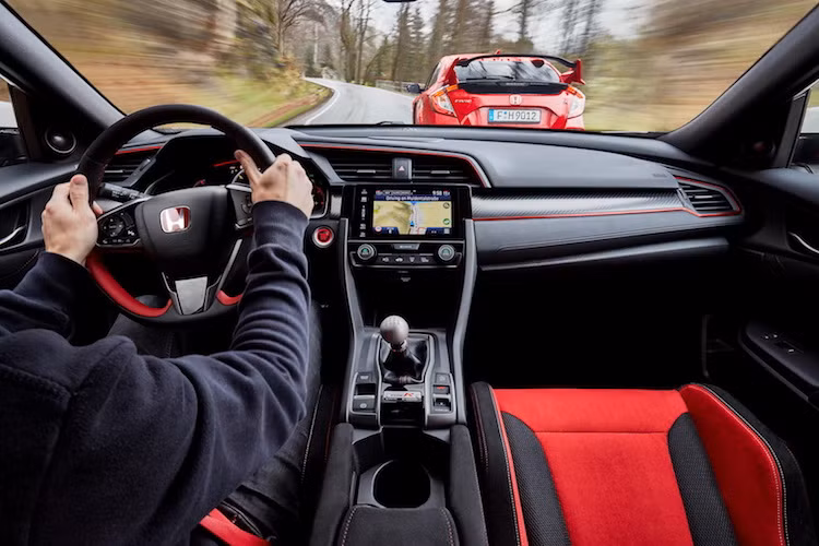 Nội thất của Civic Type R có thiết kế dựa trên Civic thường, nhưng sở hữu nhiều chi tiết mang tính thể thao như cặp ghế trước ôm lưng, các tấm ốp trang trí bằng sợi carbon và vô-lăng vành mới. Giao diện bảng đồng hồ và hệ thống thông tin giải trí cũng có màu đỏ nổi bật hơn so với phiên bản hiện nay.