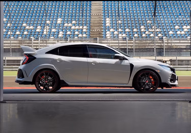 Ở hai bên thân xe, Civic Type R cũng có những vòm bánh xe được nới rộng hơn so với các phiên bản thường. Chiếc Civic Type R vừa được hãng xe Honda giới thiệu có thân xe dạng hatchback, tuy nhiên hiện tại chưa rõ hãng có dự định tung ra phiên bản sedan và coupe hay không.