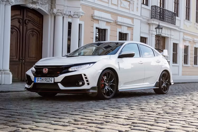Đối với những người yêu xe thể thao với kinh phí nhỏ trên toàn Thế giới, Honda Civic Type R là một cái tên nổi tiếng, nhưng lại ngoài tầm với của họ khi chiếc xe chỉ có mặt tại Nhật và Anh. Tuy nhiên kể từ thế hệ Civic hiện nay trở đi, phiên bản Type R sẽ được Honda đem tới toàn Thế giới.