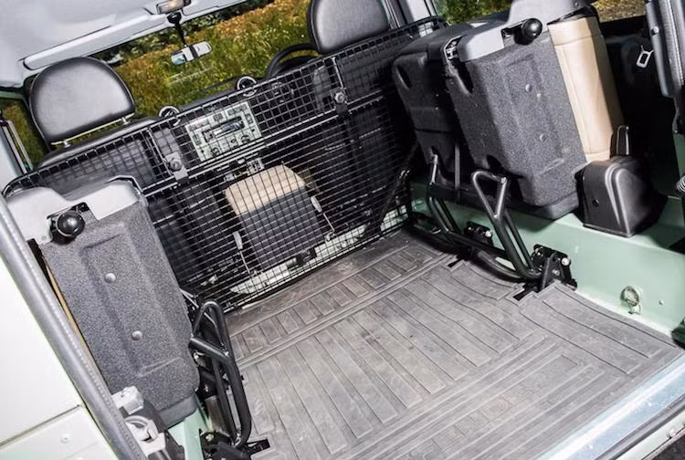 Chiếc Defender 90 Heritage Edition của Rowan Atkinson thuộc phiên bản thân ngắn, chính vì vậy nó chỉ có 1 hàng ghế sau. Hàng ghế này có thể gập lên để biến toàn bộ khoang sau thành khoang chở hàng, đồng thời giữa 2 hàng ghế được ngăn với nhau bởi lưới thép chắn.