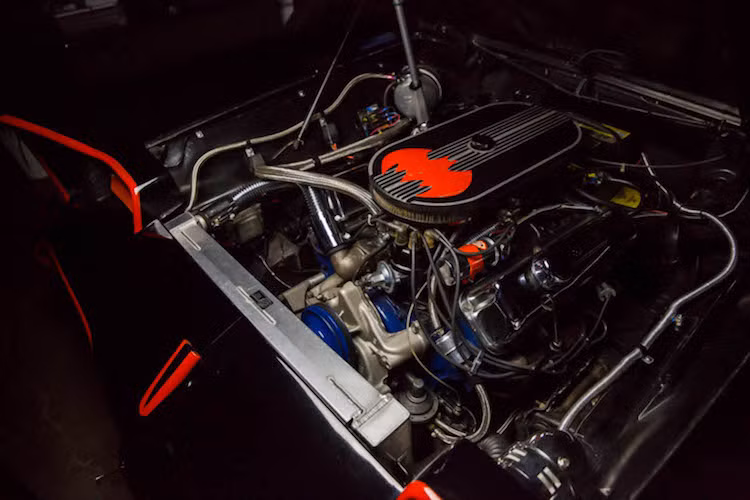 Nằm bên dưới nắp ca-pô của chiếc xe là khối động cơ 5.7l V8 với công suất 250 mã lực lấy từ mẫu coupe cỡ lớn Ford Galaxie thời đó. Trong phim, chiếc Batmobile sử dụng động cơ phản lực gắn ở phía sau. Tuy nhiên trên thực tế, động cơ phản lực của chiếc xe chỉ là "mô hình" và những chiếc Batmobile trong phim đều sử dụng máy xăng truyền thống.