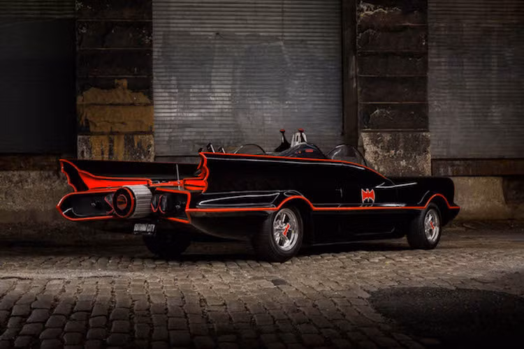 George Barris đã tạo ra tổng cộng 4 chiếc siêu xe Batmobile, tuy nhiên một người đam mê xe khác là Jim Sermesheim đã tạo thêm một chiếc với cấu hình y hệt như xe trong phim. Barris đã rất ấn tượng với phiên bản "nhái" của Sermesheim, tới nỗi ông đã mua lại nó để trưng bày như 4 chiếc xe do mình tạo ra. Chiếc xe trong bài viết này chính là chiếc thứ 5.