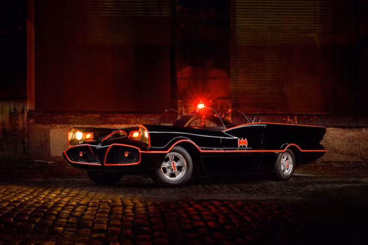 Chiếc Batmobile thế hệ đầu tiên đã được dựa trên cơ sở một mẫu xe ý tưởng khác là Lincoln Futura. Đoàn làm phim đã mua nó từ Ford, sau đó nhờ tới George Barris - nhà thiết kế những chiếc xe đặc biệt để sử dụng trong các bộ phim nhằm biến nó trở thành xe của Batman.