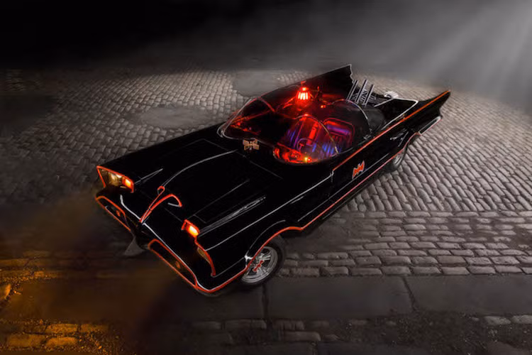 Trước series phim truyền hình và một tập phim về nhân vật Người Dơi (Batman) vào năm 1966, siêu anh hùng này vẫn sử dụng những mẫu xe bình thường. Kể từ chiếc siêu xe người dơi Batmobile 1966, Batman đã liên tục sử dụng những mẫu xe "hàng thửa" với thiết kế lấy cảm hứng từ loài dơi và các vũ khí hỗ trợ trấn áp tội phạm.