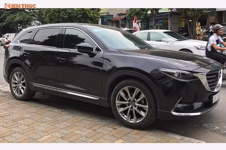 Trong top 5 những mẫu xe "ế" nhất thị trường ôtô Việt tháng 5/2017, Mazda CX-9 là một trong những mẫu xe "thảm hại" nhất khi không bán được chiếc nào. Đã từ khá lâu, CX-9 luôn nằm "bét bảng" về doanh số, tuy nhiên điều này xảy ra do phiên bản được bán chính thức tại Việt Nam vẫn thuộc thế hệ cũ.