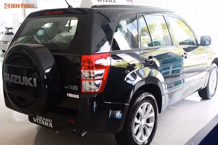 Cách đây 2 năm, Suzuki đã chính thức tuyên bố chấm dứt sản xuất dòng Grand Vitara do không thể cạnh tranh với các đối thủ. Thay vào đó, hãng đã lùi xuống phân khúc crossover hạng B nhỏ hơn với Vitara thế hệ mới. Có vẻ như quyết định này của Suzuki toàn cầu là đúng đắn nếu xét tại thị trường Việt Nam khi Vitara mới có tổng doanh số từ đầu năm đạt 403 chiếc.