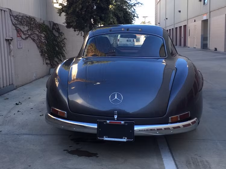 Sắp tới, chiếc xe SLK 32 AMG độ thành 300 SL này sẽ được nhà đấu giá RM Sotheby's rao bán tại Santa Monica, California với giá dự đoán tối đa 135.000 USD (tương đương 3,06 tỷ). Mức giá này là rất đắt so với một chiếc xe đời 2002, nhưng lại được coi là rẻ nếu so với chiếc 300 SL thật.