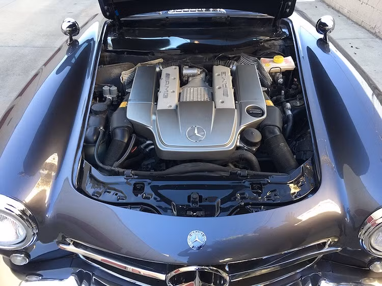 Cũng giống như 300 SL nguyên bản, chiếc SLK 32 độ này cũng được trang bị động cơ 6 xi-lanh. Tuy nhiên thay vì đặt thẳng hàng, 6 xi-lanh của xe được xếp thành hình chữ V. Khối động cơ V6 3.2l nạp khí tự nhiên của chiếc xe tạo ra công suất tối đa lên tới 354 mã lực.