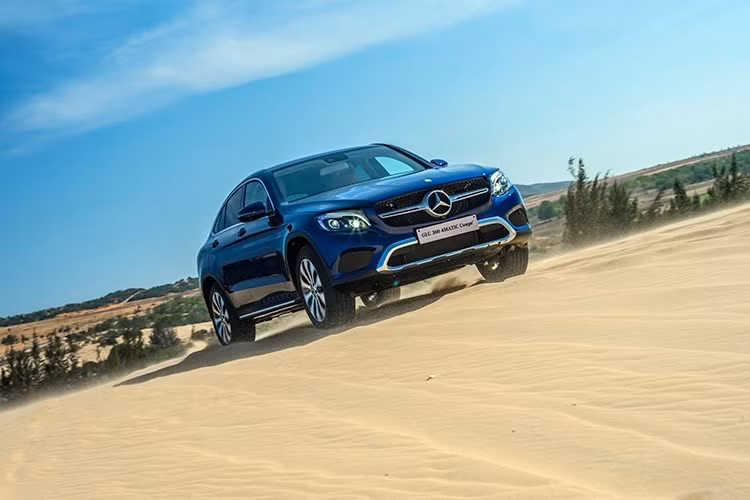 Được giới thiệu một cách khá "âm thầm", dòng xe coupe-crossover hạng D Mercedes GLE Coupe cũng đã chính thức xuất hiện tại Việt Nam trong nửa đầu năm 2017. Có thiết kế thân xe gần như y hệt GLC-Class, tuy nhiên dòng xe này cá tính hơn với vòm mui thấp dần về phía sau theo phong cách xe coupe.