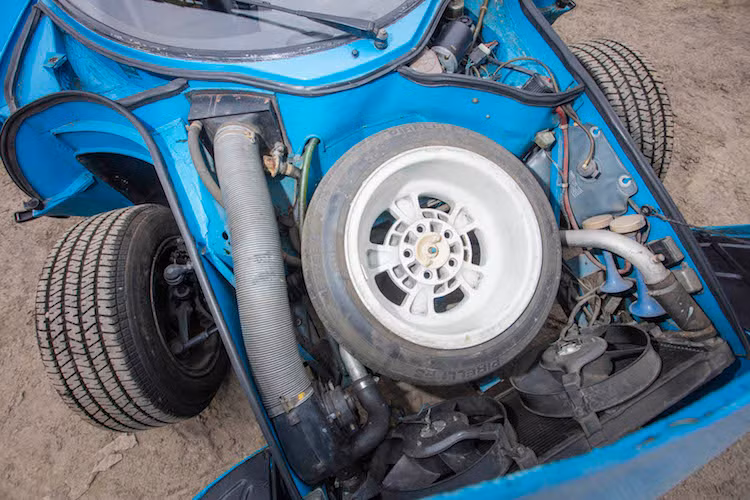 Có kết cấu động cơ đặt giữa, phía trước nắp ca-pô của Stratos là khu vực chứa các hệ thống khác nhau cùng lốp dự phòng của chiếc xe.