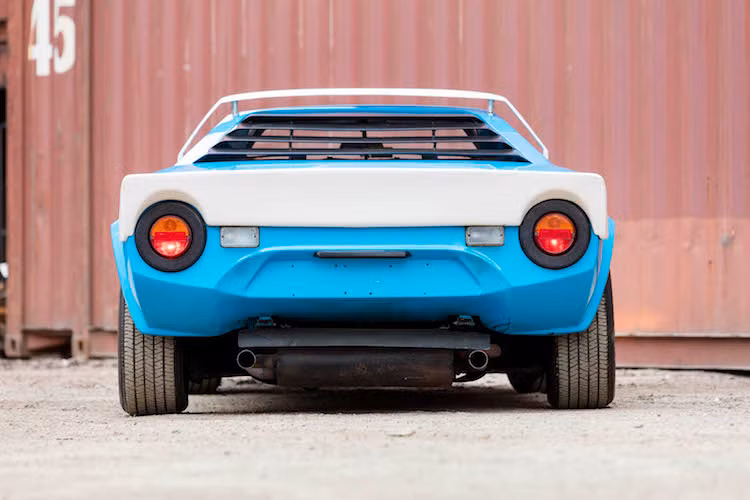 Thiết kế hình nêm đã trở thành biểu tượng của Stratos HF được thực hiện bởi hãng Bertone - hay cụ thể hơn là nhà thiết kế vĩ đại Marcello Gandini. Ông cũng chính là người đã "chắp bút" ra những siêu phẩm Lamborghini như Countach, Miura và Diablo.