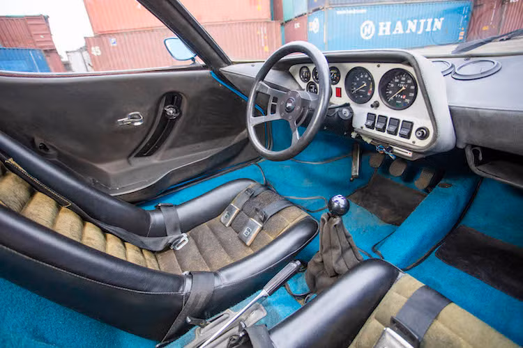 Với thiết kế kính chắn gió trước cong tròn, chiếc xe đem tới tầm nhìn phía trước xuất sắc. Tuy nhiên do có nắp che động cơ dạng khay, tầm nhìn về phía sau gần như bằng 0. Ngay cả trên phiên bản dân dụng, nội thất của Stratos vẫn cực kỳ tối giản.