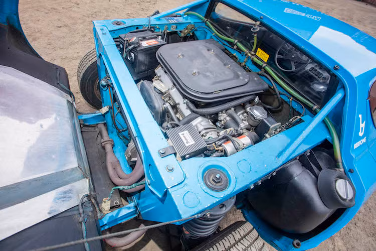 Ở phía sau, Stratos HF được trang bị động cơ V6 2.4l nạp khí tự nhiên từ Ferrari 246GT Dino với công suất 190 mã lực. Ban đầu, do lo ngại Stratos HF sẽ cạnh tranh với 246 GT nên Enzo Ferrari đã không đồng ý cung cấp động cơ cho Lancia.