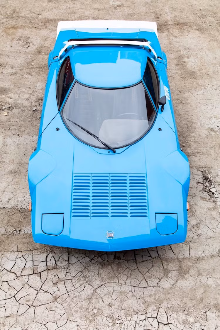 Sau một phiên bản thử nghiệm khác vào năm 1971, tới năm 1973 phiên bản sản xuất hàng loạt của Lancia Stratos HF mới chính thức xuất hiện. Liên tiếp trong 3 năm 1974 tới 1976, chiếc xe đã tham gia vào "đấu trường rally" WRC và giành chức vô địch.