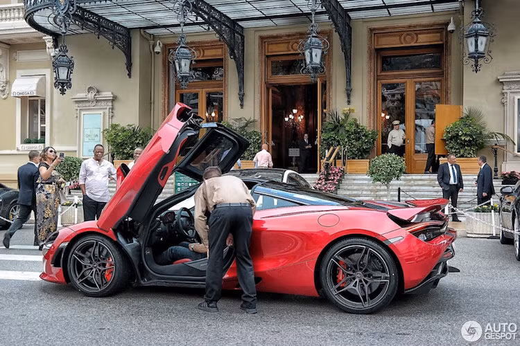 Sức mạnh chiếc xe được cung cấp bởi khối động cơ V8, 4.0 hoàn toàn mới, công suất 720 mã lực, biến chiếc xe trở thành con mãnh thú trên đường đua những cũng phù hợp để bạn sử dụng hàng ngày.