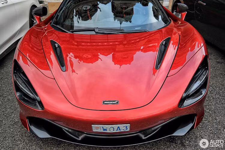 Siêu xe McLaren 720S xuất hiện ở Quảng trường Casino ở Monaco có màu đỏ đậm tương tự phiên bản xuất hiện trong các video giới thiệu.