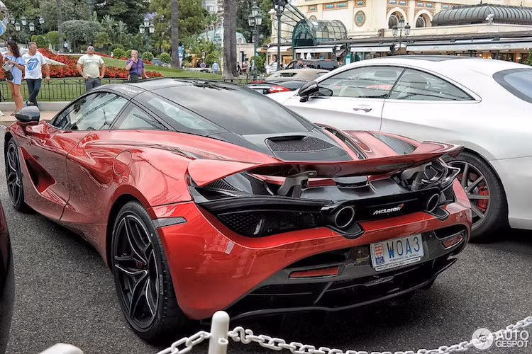 Người Anh quay lại xây dựng siêu xe vào năm 2011, nhưng bạn vẫn phải lựa chọn phiên bản GT (dành cho đường đua) và phiên bản thường cho đường phố.