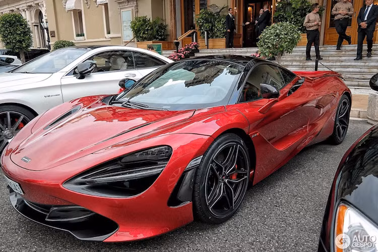 720S đánh giấu một kỷ nguyên mới của thương hiệu McLaren. Điều này tương tự chiếc F1 xuất hiện vào năm 1990, cấu trúc ba chỗ ngồi là điều duy nhất được McLaren nhượng bộ, bởi tất cả chi tiết trên chiếc xe khi đó đều hướng tới mục đích tốc độ như một cỗ xe đua thuần chất.