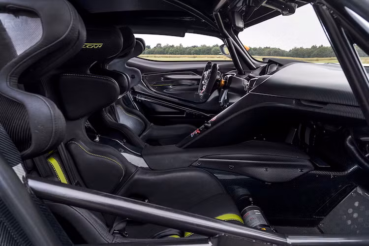 Nội thất của chiếc Vulcan AMR Pro không có sự thay đổi so với phiên bản thường. Thay vì những đồng hồ analogue chạy cơ trên những chiếc xe đang được bán của Aston Martin, Vulcan có bảng đồng hồ là một màn hình kỹ thuật số. Dù có kích thước nhỏ, nhưng vô-lăng của xe vẫn được "nhồi" đủ các nút bấm khác nhau ở phía trên. Bao xung quanh người lái và hành khách là cặp ghế đua và bộ khung thép bảo vệ.