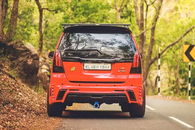 Để tăng sự tiện dụng của Innova, Evo Customz đã trang bị cho chiếc xe bộ baga gắn trên mui. Ở phía sau, mẫu MPV giá rẻ của Toyota cũng có cản sau mới với thiết kế thể thao góc cạnh cùng với dàn đèn hậu được chế các dải LED hiện đại.