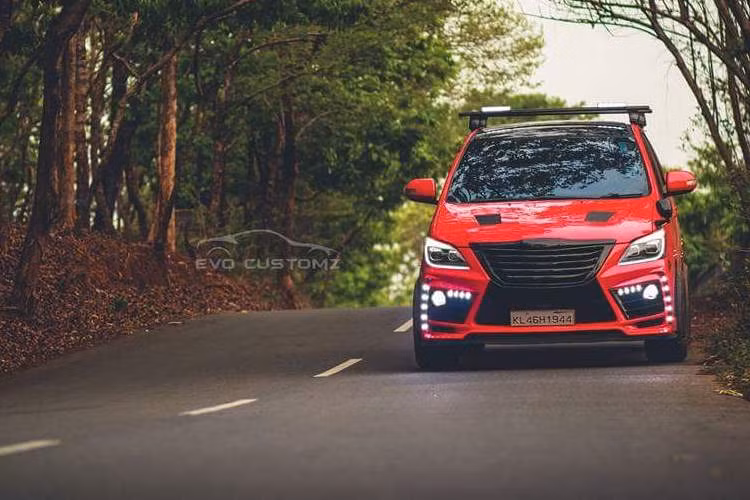 Bên cạnh "dàn ngoài" phong cách Lexus, Evo Customz vẫn giữ nguyên hệ động lực nguyên bản của Innova đời đầu. Tại Ấn Độ, dòng xe này chỉ có duy nhất phiên bản động cơ 2.5l 4 xi-lanh với công suất 102 PS và mô-men xoắn cực đại 200 Nm, kết hợp hộp số sàn 5 cấp và hệ dẫn động cầu sau.