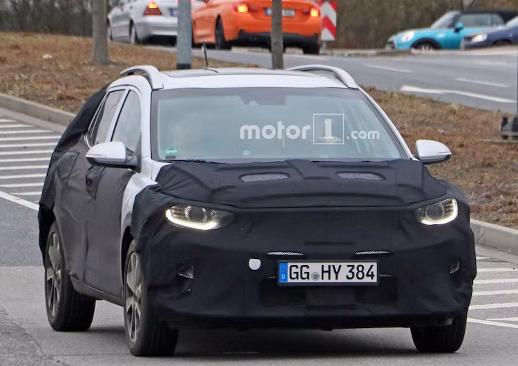 Nếu tính tròn tháng kể từ khi Kona ra mắt, nhiều khả năng mẫu xe Kia Stonic giá rẻ mới này sẽ chính thức xuất hiện vào tuần thứ 2 của tháng 7. Sau đó, chiếc xe sẽ lần đầu được trưng bày trước công chúng vào mùa thu năm nay tại triển lãm Frankfurt.