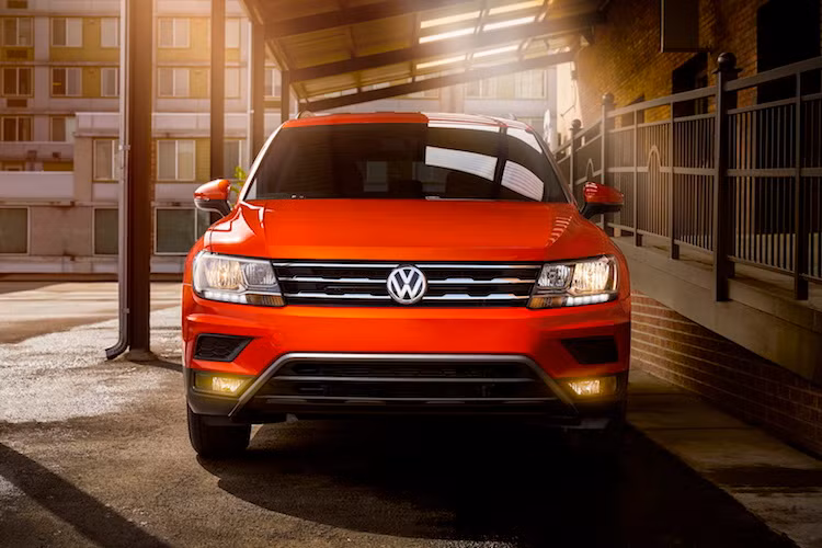 Dựa trên cơ sở Tiguan thế hệ mới, Tiguan phiên bản Mỹ cũng có kiểu dáng tương tự. Chiếc xe không chỉ sang trọng mà còn thể thao hơn, nhờ có những chi tiết thiết kế "lượm lặt" từ mẫu concept Cross Coupe GTE trước đây.