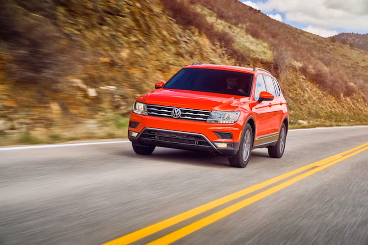 Tại Mỹ, Tiguan chỉ có duy nhất một loại động cơ thay vì 8 loại như ở châu Âu, đó là máy xăng tăng áp 4 xi-lanh thẳng hàng 2.0l TFSI với công suất tối đa 184 mã lực và mô-men xoắn cực đại 300 Nm. Xe được trang bị sẵn hộp số tự động 8 cấp và hệ dẫn động cầu trước.