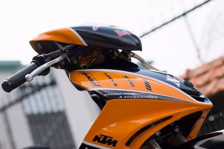 Theo phong cách xe đua, phía trước của chiếc xe côn Exciter 135 nguyên bản đã được chế mủ lại, loại bỏ các đèn chiếu sáng trên mặt nạ và bịt kín lỗ bắt đèn. Toàn bộ phần đầu xe nguyên bản cũng đã được loại bỏ và thay bằng nhựa ốp kín vốn dành cho xe đua Yamaha Jupiter với thiết kế khí động học.