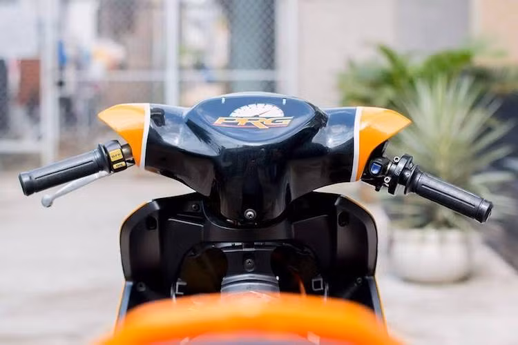 Để giúp tay đua "núp gió" khi trên đường đua, ghi-đông của chiếc xe đã được hạ thấp. Là một chiếc xe đua không có đèn chiếu sáng và hệ thống điện đơn giản, bảng đồng hồ đã bị loại bỏ, đồng thời các cùm công tắc 2 bên chiếc Exciter 135 cũng đã được tối giản lại một cách tối đa.