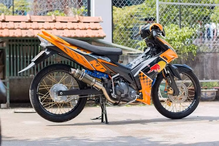 Kể từ khi ra mắt vào năm 2005, Yamaha Exciter 135 đã trở thành mẫu xe côn tay underbone được ưa chuộng nhất tại Đông Nam Á và Việt Nam, nối tiếp các tên tuổi như Su "xì-po", Yamaha Z125 hay Suzuki FX125 trước đây. Mẫu xe này cũng thường xuyên được độ lại thành xe đua và tham gia vào các giải đấu chuyên nghiệp.