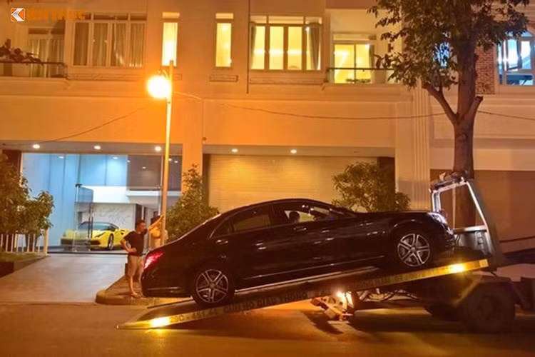 So với S500L, S400L sở hữu động cơ nhỏ hơn khi chỉ có 6 xi-lanh xếp chữ V và dung tích 3 lít. Mặc dù vậy, nhờ công nghệ tăng áp kép, chiếc xe vẫn có thể đạt công suất 333 mã lực và mô-men xoắn cực đại 480 nm. Được biết, tại Việt Nam, chiếc Mercedes-Benz S400L của Cường "Đô La" có giá bán chính hãng khoảng 4 tỷ đồng.