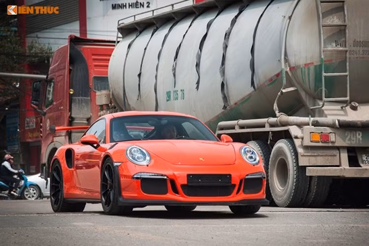 Một siêu xe "đình đám" khác đã từng xuất hiện tại Việt Nam trước đây là Porsche 911 GT3 RS, được nhập về dưới dạng tạm nhập tái xuất để trưng bày tại triển lãm VIMS 2015 bởi Porsche Việt Nam. Tuy nhiên Cường Đô La mới là người đầu tiên sở hữu siêu xe này tại nước ta. Chiếc 911 GT3 RS của anh có màu đỏ nổi bật.