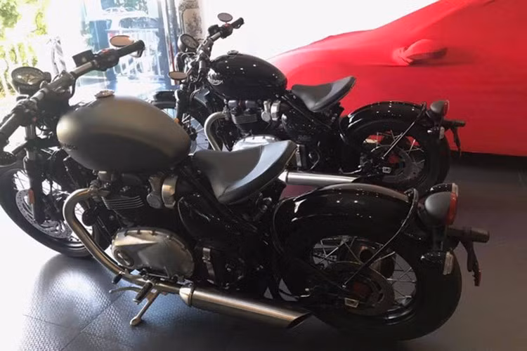 Được biết bộ đôi môtô Triumph Bonneville Bobber 2017 mà Cường Đô la vừa tậu hiện đang gây sốt giới biker Việt. Theo nhiều nguồn tin, những chiếc Triumph Bonneville Bobber 2017 có giá bán khoảng 580 triệu đồng tại Việt Nam, như vậy doanh nhân 8X đã chi 1,16 tỷ đồng để có sự phục vụ của 2 mẫu môtô mang kiểu dáng bobber truyền thống.