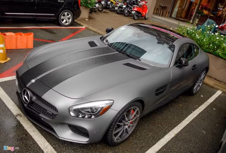 Chiếc Mercedes thứ 3 được "tay chơi siêu xe" này sở hữu trong nửa đầu năm 2017 là siêu xe AMG GT S. Mẫu xe này đã về tới Việt Nam từ đầu năm 2016 và mang biển số ngoại giao CV. Tuy nhiên khi rơi vào tay Cường Đô La, nó đã được anh dán decal đổi màu toàn thân màu xám mờ với các sọc đen chạy dọc, tương tự chiếc xe của hacker Tej trong "bom tấn" The Fate of the Furious.
