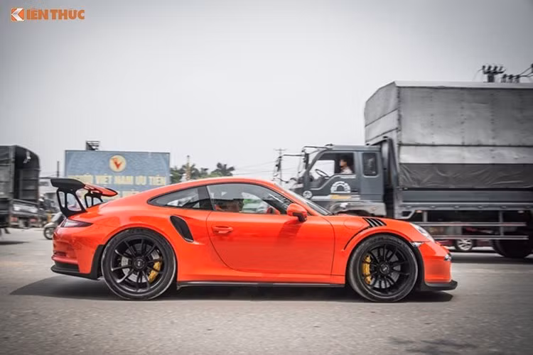 Được coi là một siêu xe đua đường phố hướng tới cảm giác lái, 911 GT3 sở hữu động cơ 6 xi-lanh nằm ngang nạp khí tự nhiên 4.0l đạt công suất 500 mã lực, kết hợp hộp số 7 cấp PDK và hệ dẫn động cầu sau. Nếu đóng đầy đủ các loại thuế tại Việt Nam, giá của Porsche 911 GT3 vào khoảng 11 tỷ đồng.