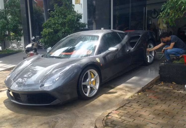 Mới đây nhất, Cường "Đô La" đã lại đưa về gara của mình một chiếc siêu xe Ferrari 488 GTB màu xám. Trước đây, anh cũng đã từng cầm lái 2 chiếc 488 khác với màu trắng và đỏ. Tại Việt Nam, một chiếc 488 GTB ra biển trắng sẽ có mức giá dao động từ 14 đến 16 tỷ đồng. 488 GTB là phiên bản nâng cấp từ dòng siêu xe 458 Italia trước đây.