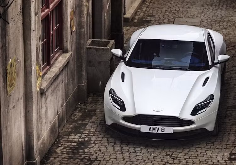 Không chỉ dừng lại ở động cơ, Aston Martin còn phải thay đổi nhiều chi tiết trên DB11 để phù hợp với máy V8 mới. Ngoài các điểm bắt động cơ vào chassis, chiếc xe còn có hệ thống treo được cân chỉnh lại toàn bộ các thành phần quan trọng như gối đỡ, thanh giằng ổn định, lò xo và hệ thống ổn định điện tử ESP.