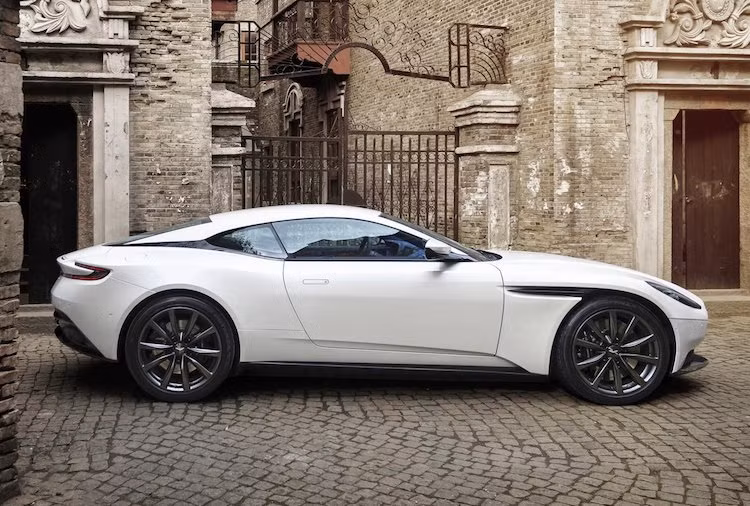 Các chi tiết thiết kế mới như vòm mái chạy không gián đoạn từ cột A tới cột C, các khe khí động học hai bên thân, phần đuôi với cánh gió giấu kín giúp giảm sự nâng thân xe ở tốc độ cao và khiến DB11 ổn định hơn, trong khi vẫn có thể liệt vào danh sách những chiếc xe đẹp nhất Thế giới.