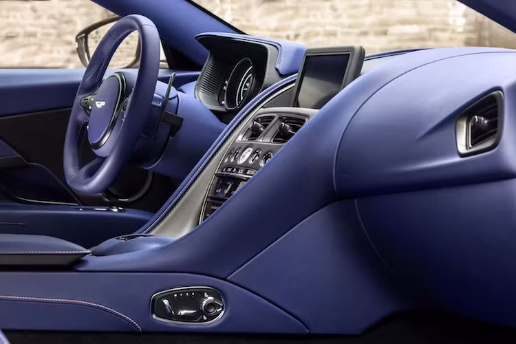 Ở bên trong nội thất, DB11 V8 vẫn giữ nguyên thiết kế sang trọng và tinh tế như bản V12. Nhờ sự hợp tác với Mercedes, nội thất của DB11 không chỉ sang trọng hơn mà còn được trang bị các công nghệ hiện đại chưa từng thấy trên một chiếc Aston Martin trước đây. Tương xứng với đẳng cấp của một chiếc coupe siêu sang, DB11 sở hữu cabin xa hoa với da bọc cao cấp và những chiếc ghế ngồi thêu vân phức tạp.