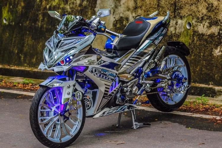 Những "đồ chơi"màu mè tiếp tục xuất hiện ở nhiều nơi khác trên chiếc xe, có thể kể tới như dàn số gảy CNC, các-te Racing Boy được chế lại, ghi-đông Bikers CNC, baga sườn giữa 10 li, tay xách nhôm CNC "sừng trâu", ống thông nhớt kiểng. Bộ yên nguyên bản của chiếc xe cũng đã được thay thế bằng yên 2 tầng của Noi Racing.