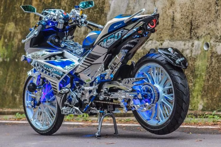 Sau khi được chế mủ dàn vỏ và độ hàng loạt đồ chơi "thửa riêng", chiếc Yamaha Exciter 150 siêu khủng phiên bản Phillipines Sniper MX 150 đã có vẻ ngoài được "lột xác" hoàn toàn, trở nên đầy góc cạnh như một robot trong phim viễn tưởng.