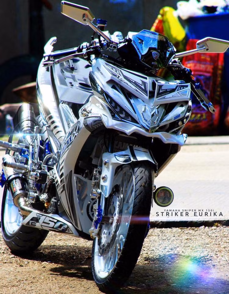 Phong trào chơi Sniper MX 150 tại Philippines cũng phát triển khá mạnh không thua gì Việt Nam, với những bản độ ấn tượng theo nhiều phong cách khác nhau. Lấy cảm hứng từ các robot trong bộ phim khoa học viễn tưởng nổi tiếng Transformers, một biker Phillipines đã hoàn toàn "lột xác" chiếc Sniper MX 150 với dàn đồ chơi và bộ vỏ "hàng thửa".