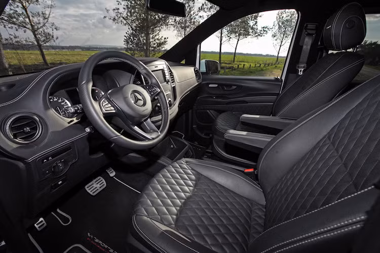 Ở dạng nguyên bản, Vito vốn là dòng xe kinh doanh vận tải với nội thất khá "rẻ tiền". Tuy nhiên trên bản độ VP SPirit, Hartmann đã độ lại cabin cảu chiếc xe bằng cách bọc lại toàn bộ trong vải nhung siêu mịn microfiber và da cao cấp. Ngay cả những chi tiết như cột A, B và trần xe cũng đã được bọc cẩn thận.