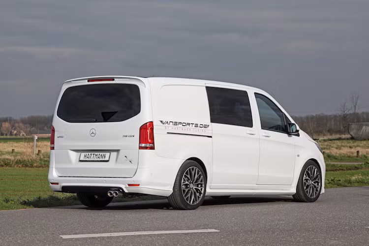 Phiên bản chở hàng của dòng xe minivan Mercedes V-Class là Mercedes Vito sau khi được độ lại không chỉ có kiểu dáng bên ngoài thể thao hơn, mà còn sở hữu nội thất cao cấp tương đương các dòng sedan cao cấp.