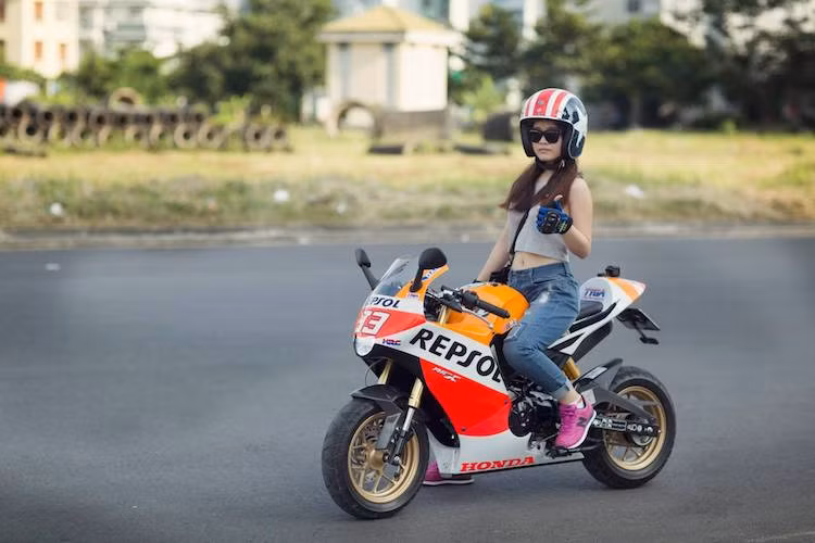 Với kích thước nhỏ gọn, chiếc xe Honda MSX125 độ quây gió Tyga phong cách sportbike tỏ ra rất vừa vặn với người đẹp Việt.