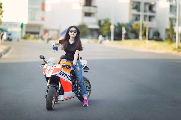 Do có giá rẻ và cảm giác điều khiển "vui nhộn", chiếc xe máy Honda MSX125 được các biker trên toàn Thế giới ưa chuộng. Chính vì vậy, việc một lượng phụ tùng nâng cấp "khổng lồ" được các hãng độ làm riêng cho mẫu xe "bé hạt tiêu" này cũng không phải là chuyện lạ.